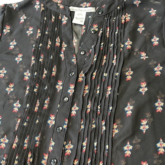 American rag 1X button placket front design multi-color blouse. - Picture 7 of 8